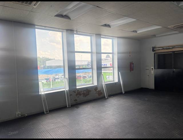 230M² BUILDING TO LET IN SAVOY ESTATE